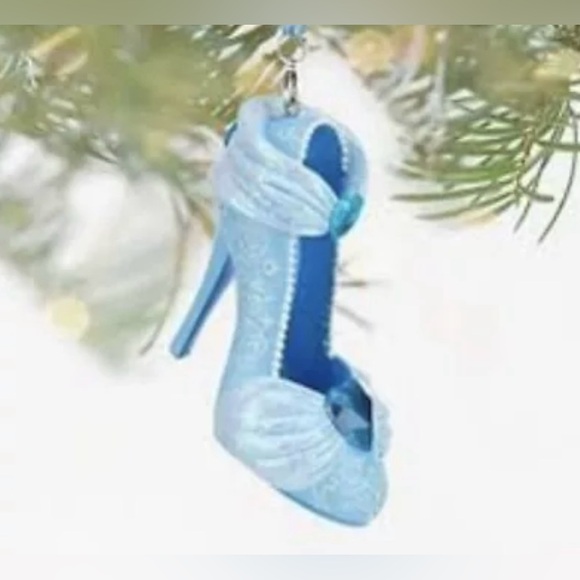 Brand New Disney Parks ‘CINDERELLA’ Runway Shoe Ornament - Picture 2 of 5